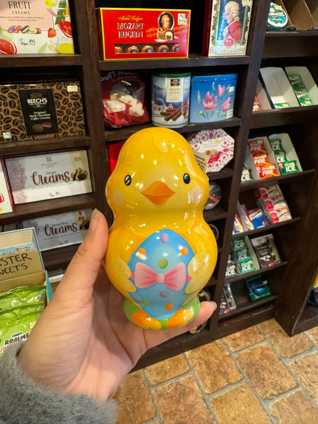 Fresh Flower Present Basket with Chocolate Bunny (or Eggshell / Chicks) for Easter - Ideal Springtime Surprise