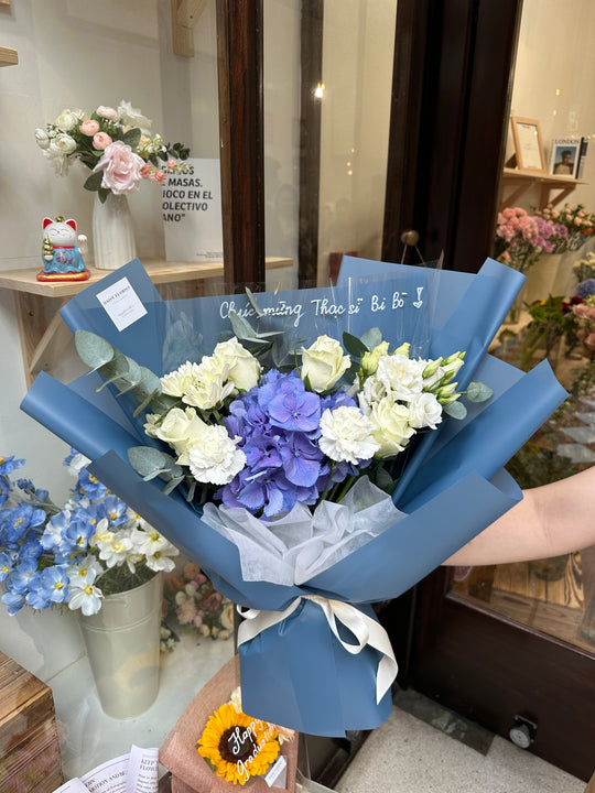 Mixed Bouquet: Blue and White Flowers