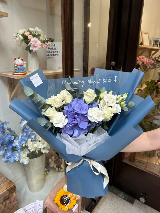 Mixed Bouquet: Blue and White Flowers