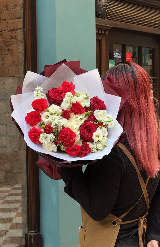 Fresh Flowers: Round Mix Red & White Flowers Bouquet | Daisy Florist
