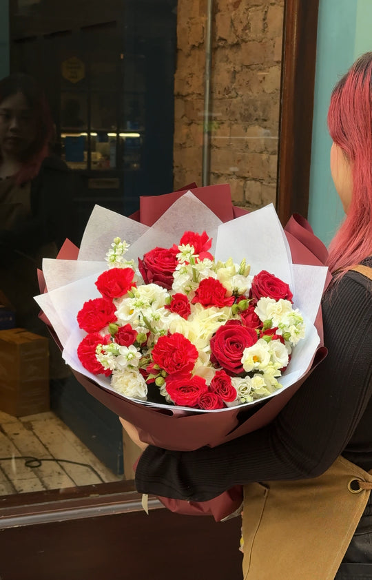Fresh Flowers: Round Mix Red & White Flowers Bouquet | Daisy Florist