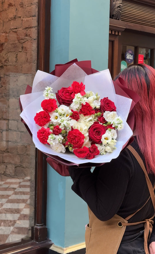 Fresh Flowers: Round Mix Red & White Flowers Bouquet | Daisy Florist