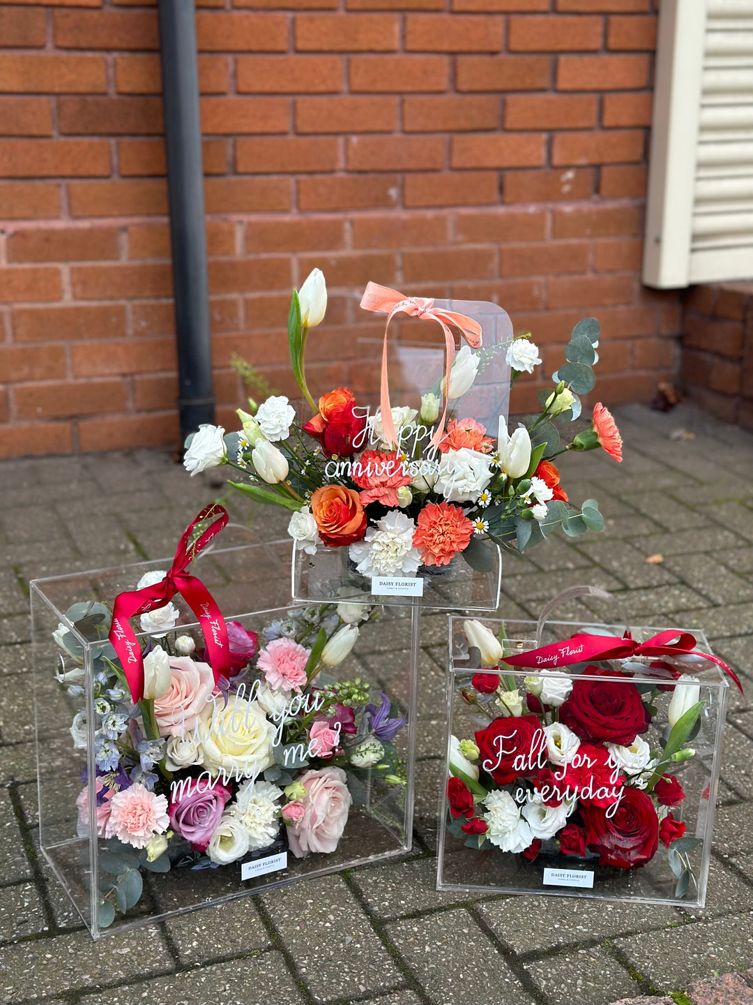 Red and White Fresh Flowers in small Mica Box (24x27x15cm) | Daisy Florist