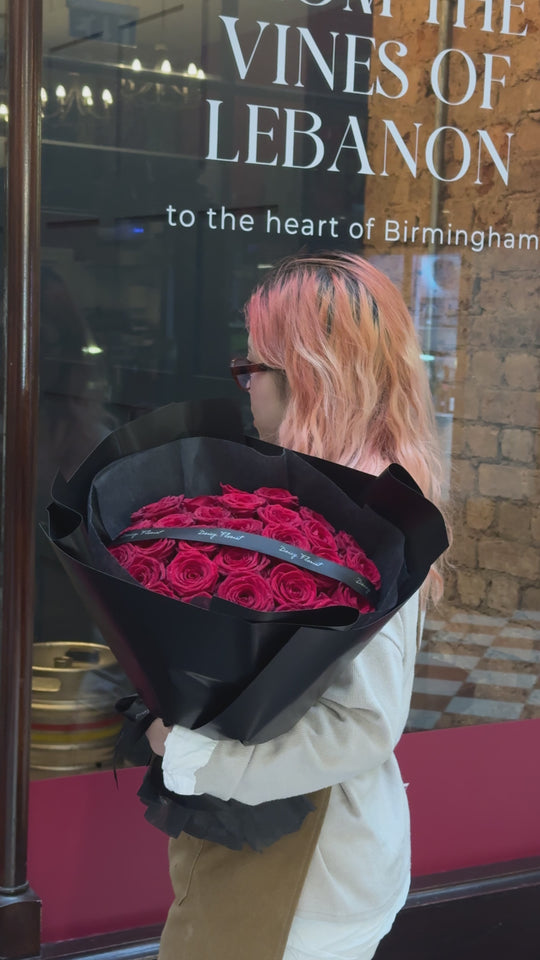 PERSONALISED QUANTITY of Red Roses w/ PERSONALISED NAMES on Ribbon – Premium Fresh Naomi Roses in Full Black Wrapping