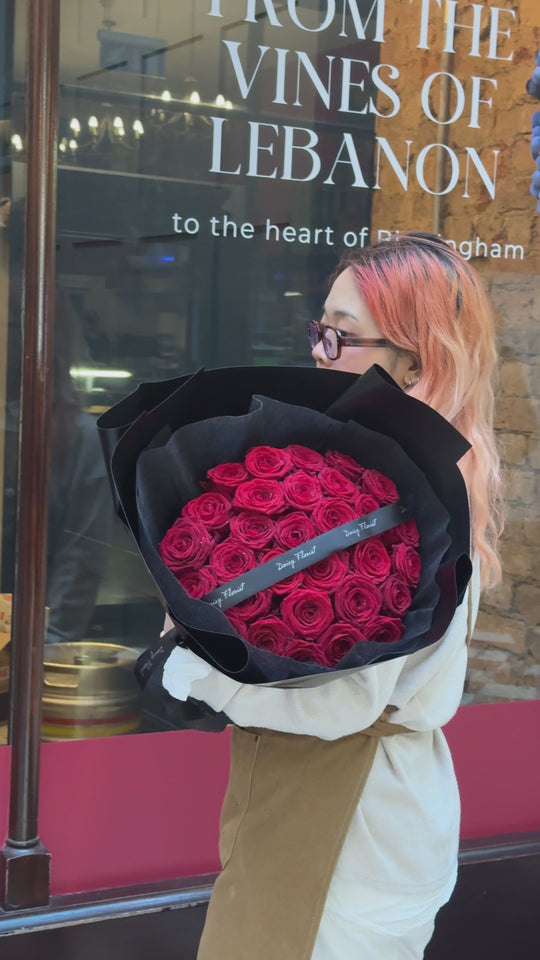 PERSONALISED QUANTITY of Red Roses w/ PERSONALISED NAMES on Ribbon – Premium Fresh Naomi Roses in Full Black Wrapping