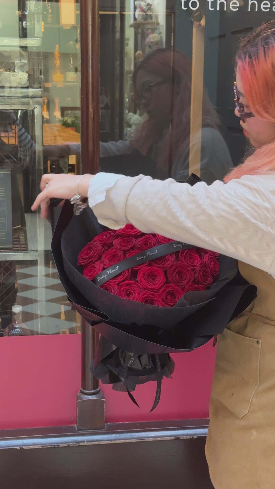 PERSONALISED QUANTITY of Red Roses w/ PERSONALISED NAMES on Ribbon – Premium Fresh Naomi Roses in Full Black Wrapping