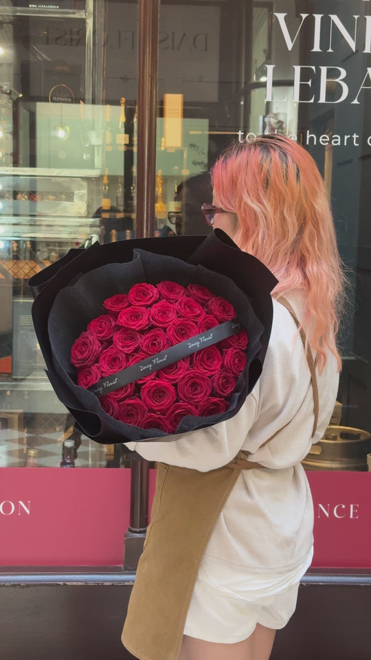 PERSONALISED QUANTITY of Red Roses w/ PERSONALISED NAMES on Ribbon – Premium Fresh Naomi Roses in Full Black Wrapping