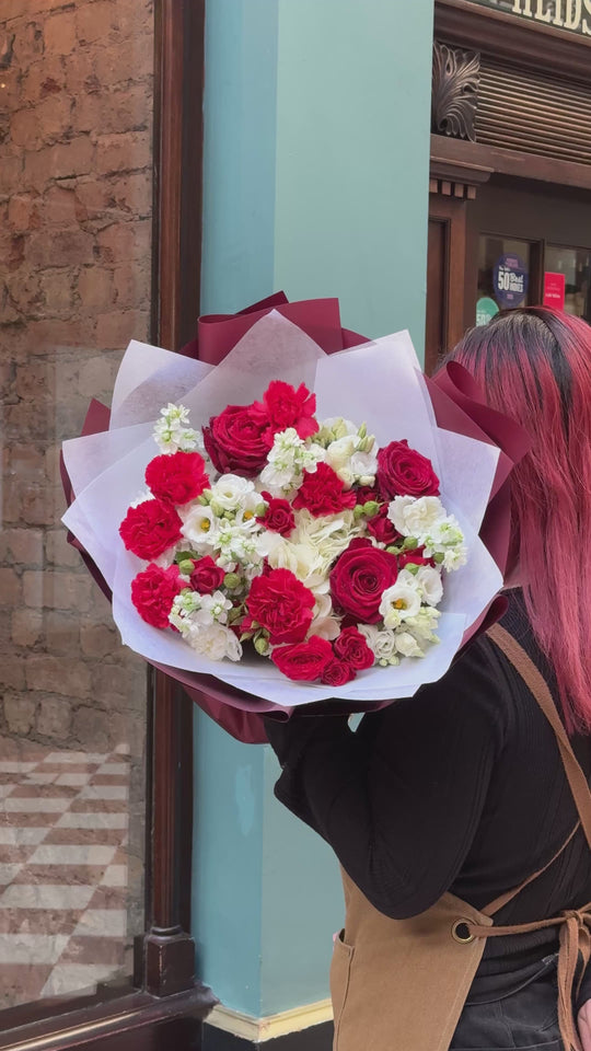 Fresh Flowers: Round Mix Red & White Flowers Bouquet | Daisy Florist