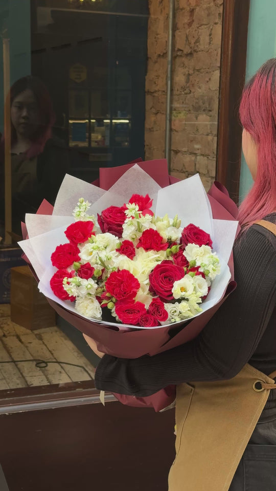 Fresh Flowers: Round Mix Red & White Flowers Bouquet | Daisy Florist